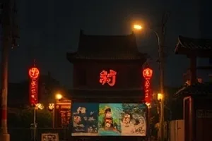 黑白棋局封面，棋盘与散落棋子