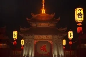 云端餐厅封面，高空露台与暖色灯串